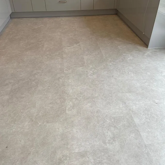 Modern kitchen fitted in Unico Allora luxury vinyl tile click